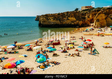 LAGOS, PORTUGAL - 28. AUGUST 2017: Touristen Spaß im Wasser, Entspannen und Sonnenbaden in Lagos Stadt am Strand am Meer von Portugal Stockfoto