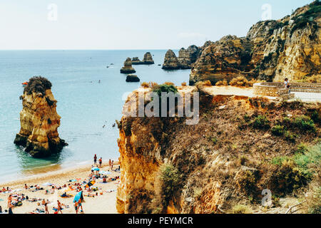 LAGOS, PORTUGAL - 28. AUGUST 2017: Touristen Spaß im Wasser, Entspannen und Sonnenbaden in Lagos Stadt am Strand am Meer von Portugal Stockfoto