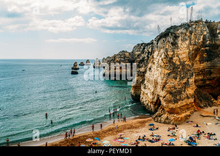 LAGOS, PORTUGAL - 28. AUGUST 2017: Touristen Spaß im Wasser, Entspannen und Sonnenbaden in Lagos Stadt am Strand am Meer von Portugal Stockfoto