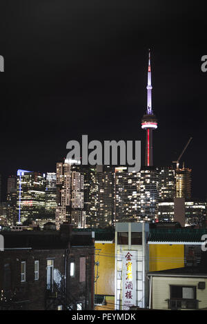 DOWNTOWN TORONTO, ONTARIO, Kanada - 23. Juli 2017: Die Innenstadt von Toronto City Skyline bei Nacht wie von Chinatown gesehen. Stockfoto