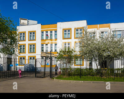 Moskau, Russland - 11. 2018. Typische staatliche Gesamtschule in Zelenograd Stockfoto