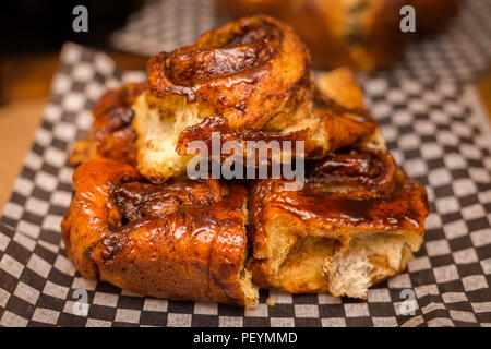 Eine Nahaufnahme des frisch gebackenen Zimtschnecken. Stockfoto