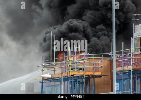 Brand an Mulalley Gehäuse Entwicklungsstandort in Loughton Essexx, durch Feuer Besatzungen angegangen Über von Essex und Londoner Feuerwehr (chingford) Stockfoto