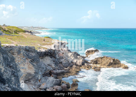 Ein Mann in der Nähe von einem Ozean - Seite Klippe auf der Isla Mujeres. Stockfoto