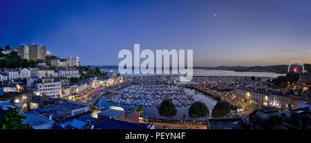 De - Devon: Panoramablick auf den Hafen von Torquay bei Nacht (HDR-Bild) Stockfoto