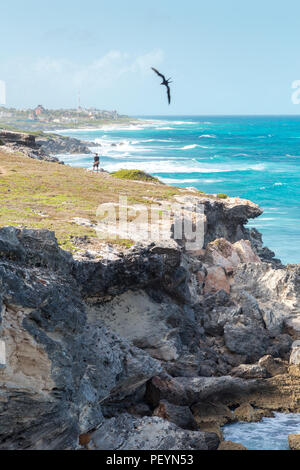 Ein Mann in der Nähe von einem Ozean - Seite Klippe auf der Isla Mujeres. Stockfoto