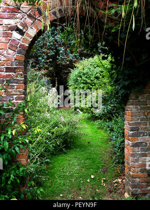 Schöne alte rote zugemauert Garten Torbogen in Deutsch land Haus Garten Stockfoto