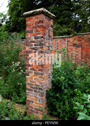 Volle Höhe Säule eines viktorianischen Garten backstein Pergola. Diese diese Garten gemauerte Pfeiler sind jetzt renoviert werden Stockfoto