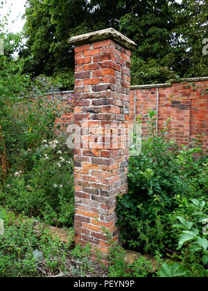Volle Höhe Säule eines viktorianischen Garten backstein Pergola. Diese diese Garten gemauerte Pfeiler sind jetzt renoviert werden Stockfoto