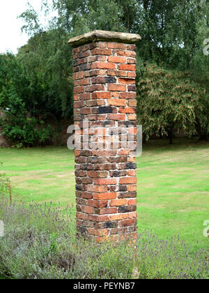 Volle Höhe Säule eines viktorianischen Garten backstein Pergola. Diese diese Garten gemauerte Pfeiler sind jetzt renoviert werden Stockfoto