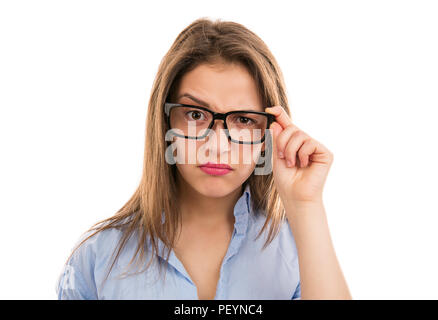 Junge moderne Frau auf der Suche verwirrt durch Berühren Brillen in Zweifel auf weißem Hintergrund Stockfoto