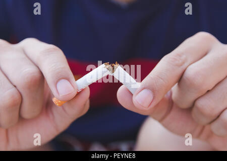 Stop Zigarette, Mann die Hände brechen die Zigarette mit Freistellungspfad Stockfoto