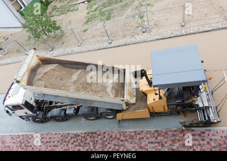 Teermaschine von oben Arbeiten auf der Straße Stockfoto