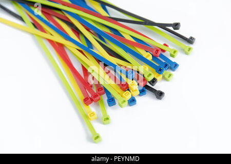 Farbige Kabelbinder isoliert auf Weiss, Nylon Kabelbinder Stockfoto