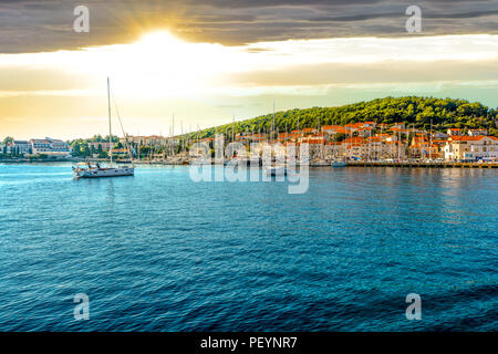 Boote im Hafen der kroatischen Küstenstadt Hvar, eine der vielen Inseln in der Nähe von Dubrovnik und Korcula an der dalmatinischen Küste in Kroatien Stockfoto