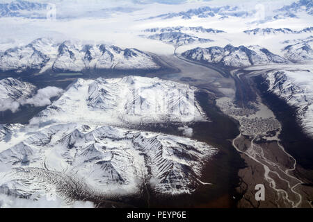 Ein Luftbild der Berge, Gletscher und glazialen Seen und Flüsse in Wrangell St. Elias National Park, Alaska, USA. Stockfoto