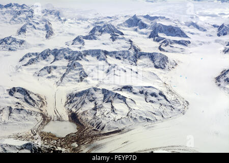 Ein Luftbild der vergletscherten Berge und eisfeldern in Wrangell St. Elias National Park, Alaska, USA. Stockfoto