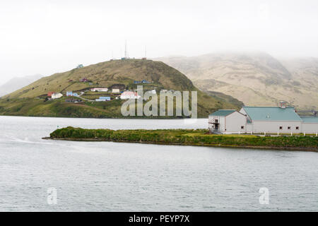 Teil der Stadt Unalaska, auch als Dutch Harbor, von Bergen und dem Beringmeer, Unalaska Island, Alaska, Aleuten Inseln umgeben. Stockfoto
