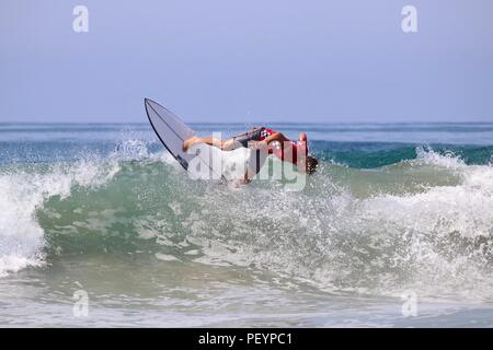 Nomme Mignot konkurrieren in der US Open des Surfens 2018 Stockfoto