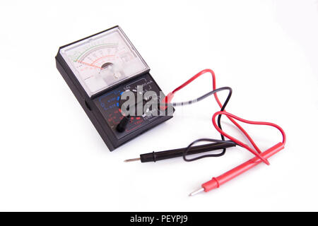 Analoge Multimeter auf weißem Hintergrund mit Freistellungspfad isoliert Stockfoto