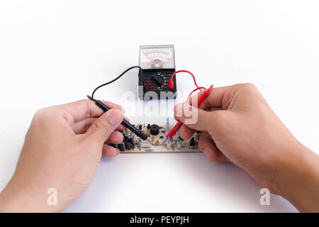 Techniker hand mit multimeter tastköpfe Instandsetzung Platine Stockfoto