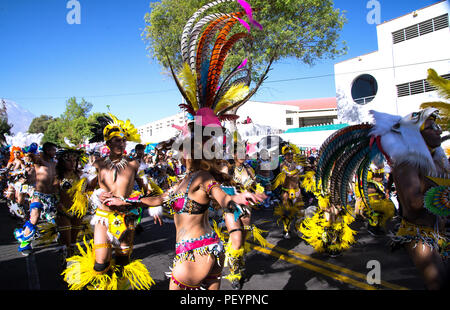 478Th Jahrestag von Arequipa lokale Tänzer bringen eine Brasilianische fühlen zu den Feierlichkeiten auf der Avenue Independancia in Arequipa Stockfoto