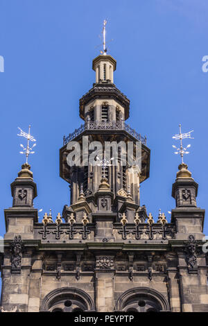 Edinburgh, Schottland, Großbritannien, 13. Juni 2012: Turm von Augustinus vereinigten Kirche gegen den blauen Himmel. Dunkelbraun Steine im holländischen Stil. Stockfoto