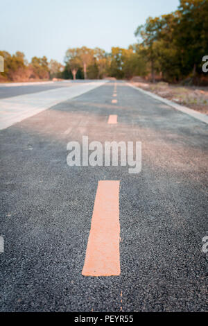 Gelbe Linie Asphaltdecke auf der Straße Textur, Stockfoto