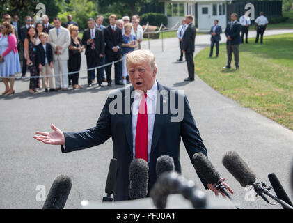 Präsidenten der Vereinigten Staaten Donald J. Trumpf trifft Reporter während einer improvisierten drücken Sie die Verfügbarkeit auf dem Südrasen des Weißen Hauses in Washington, DC am Freitag, 17. August 2018. Der Präsident wird in Southampton, New York, wo er in einem Roundtable mit Anhänger vor dem Bedminster, New Jersey, wo er das Wochenende verbringen werden teilnehmen werden. Credit: Ron Sachs/CNP/MediaPunch Stockfoto