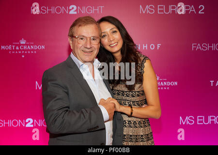 Hamburg, Deutschland. 17 Aug, 2018. Jan Hofer, Moderator und Leiter des News und Partner Phong Lan Truong stand auf dem roten Teppich des "Mode 2 Übernachtung auf der MS Europa. Quelle: Georg Wendt/dpa/Alamy leben Nachrichten Stockfoto