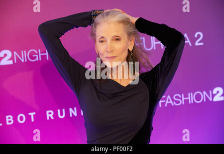 Hamburg, Deutschland. 17 Aug, 2018. Eveline Hall, Modell, auf dem roten Teppich des "Mode 2 Übernachtung auf der MS Europa. Quelle: Georg Wendt/dpa/Alamy leben Nachrichten Stockfoto