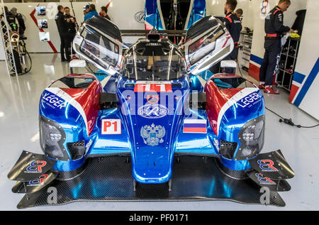 Silverstone, Großbritannien. 17 Aug, 2018. FIA World Endurance Championship; Die BR Engineering BR 1 VRE LMP1-Rennwagen aus SMP-Racing Team (RUS) von Mikhail Aleshin (RUS) Vitaly Petrov (RUS) und Jenson Button (GBR) in die Box gefahren während der Freien Praxis 2 der 3. Runde der FIA World Endurance Championship in Silverstone Credit: Aktion plus Sport/Alamy leben Nachrichten Stockfoto