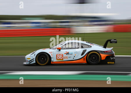 Silverstone, Großbritannien. 17. August 2018. Die #86 Gulf Racing Porsche 911 RSR von Michael Wainwright, Ben Barker und Alex Davison während der Praxis in der europäischen Le Mans Serie 4 Stunden Silverstone, in Silverstone, GB, Credit: James Hancock/Alamy leben Nachrichten Stockfoto