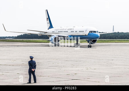 Westhampton, NY, USA. 17 Aug, 2018. Präsident DONALD TRUMP Ankunft auf der Air Force One in Westhampton, New York am 17. August 2018 Credit: Michael Brochstein/ZUMA Draht/Alamy leben Nachrichten Stockfoto