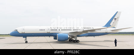 Westhampton, NY, USA. 17 Aug, 2018. Präsident DONALD TRUMP Ankunft auf der Air Force One in Westhampton, New York am 17. August 2018 Credit: Michael Brochstein/ZUMA Draht/Alamy leben Nachrichten Stockfoto