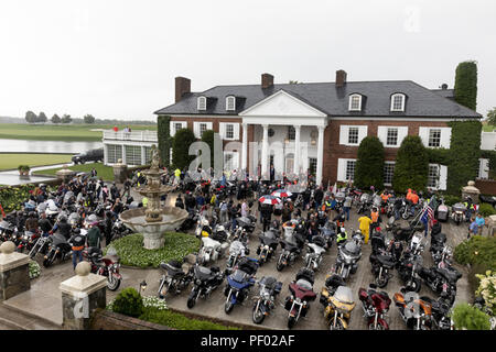 Fast 200 Mitglieder aus dem ÒBikers für TrumpÓ Ankunft Sonntag, August 11, 2018, im Trump National Golf Club Bedminster in Bedminster, N.J. Personen: Präsident Donald Trump Stockfoto