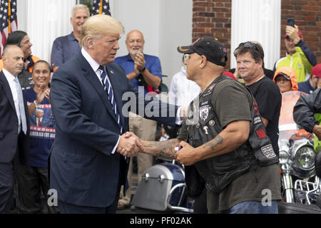 Präsident Donald J. Trumpf ist mit fast 200 Mitgliedern aus dem ÒBikers für TrumpÓ Samstag, 12.08.11, 2018, bei einer Versammlung im Trump National Golf Club Bedminster in Bedminster, N.J. Personen: Präsident Donald Trump Stockfoto