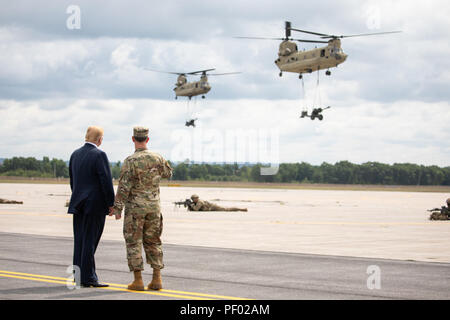 Präsident Donald J. Trumpf, verbunden durch die US-Armee Generalmajor Walter ÒWaltÓ Piatt, beobachtet ein Air Assault und Artillerie Befehl demonstration Montag, August 13, 2018, an der Wheeler-Sack Army Air Field in Fort Drum, N.Y., der Heimat der US-Armee 10 Mountain Division. Präsident Trump ist in Fort Drum an der feierlichen Unterzeichnung für die National Defense Authorization Act für das Geschäftsjahr 2019 zu beteiligen: Präsident Donald Trump Stockfoto