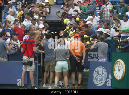 Mason, Ohio, USA. 17 Aug, 2018. Novak Djokovic Autogramme für die Fans an der Westlichen und Südlichen Öffnen im Lindner Family Tennis Center in Mason, Ohio am Freitag, 17. August 2018. Der Cincinnati Meister ist ein jährliches outdoor Hartplatz Tennis Event in Mason in der Nähe von Cincinnati, Ohio statt. Die Veranstaltung begann am 18. September 1899 und ist die älteste Tennis Turnier in den Vereinigten Staaten in seiner ursprünglichen Stadt gespielt. Credit: Leigh Taylor/ZUMA Draht/Alamy leben Nachrichten Stockfoto