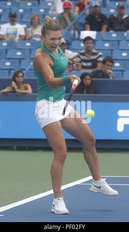 Mason, Ohio, USA. 17 Aug, 2018. Simona Halep übernimmt Ashleigh Barty am Westlichen und Südlichen Öffnen im Lindner Family Tennis Center in Mason, Ohio am Freitag, 17. August 2018. Der Cincinnati Meister ist ein jährliches outdoor Hartplatz Tennis Event in Mason in der Nähe von Cincinnati, Ohio statt. Die Veranstaltung begann am 18. September 1899 und ist die älteste Tennis Turnier in den Vereinigten Staaten in seiner ursprünglichen Stadt gespielt. Credit: Leigh Taylor/ZUMA Draht/Alamy leben Nachrichten Stockfoto