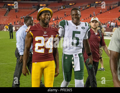 Washington Redskins Defensive zurück Josh Norman (24) und die New York Jets quarterback Teddy Bridgewater (5) das Feld zusammen verlassen Sie das Spiel bei FedEx Field in Landover, Maryland auf Donnerstag, 16. August 2018. Die Redskins gewann das Spiel 15 - 13. Credit: Ron Sachs/CNP (Einschränkung: Keine New York oder New Jersey Zeitungen oder Zeitschriften innerhalb eines 75-Meilen-Radius von New York City) | Verwendung der weltweiten Kredit: dpa Picture alliance/Alamy leben Nachrichten Stockfoto