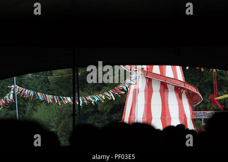 Glanusk Park, Brecon, Wales, 17. August 2018. Tag eins des Green man Musikfestivals in den Brecon Beacons Mountains in Wales. Im Bild: Helter Skelter und Messegelände von der Bühne der Far Out Stage. Quelle: Rob Watkins/Alamy Live News Stockfoto