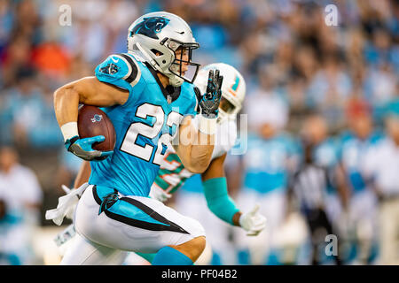 North Carolina, USA. 17. August 2018. Carolina Panthers zurück läuft, Christian McCaffrey (22) während der preseason NFL Football Spiel zwischen den Miami Dolphins und die Carolina Panthers am Freitag, August 17, 2018 in Charlotte, NC. Jakob Kupferman/CSM Credit: Cal Sport Media/Alamy leben Nachrichten Stockfoto