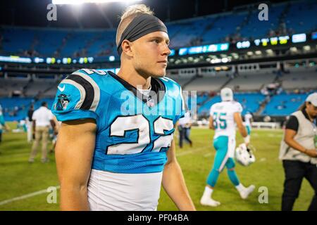 North Carolina, USA. 17. August 2018. Carolina Panthers zurück läuft, Christian McCaffrey (22) während der preseason NFL Football Spiel zwischen den Miami Dolphins und die Carolina Panthers am Freitag, August 17, 2018 in Charlotte, NC. Jakob Kupferman/CSM Credit: Cal Sport Media/Alamy leben Nachrichten Stockfoto