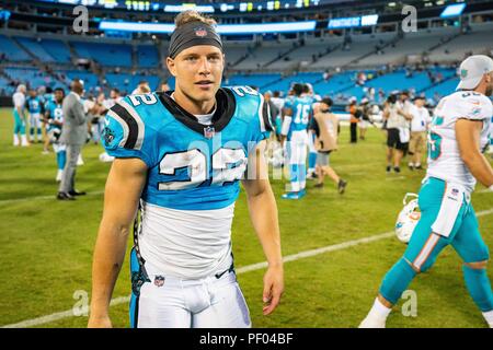 North Carolina, USA. 17. August 2018. Carolina Panthers zurück läuft, Christian McCaffrey (22) während der preseason NFL Football Spiel zwischen den Miami Dolphins und die Carolina Panthers am Freitag, August 17, 2018 in Charlotte, NC. Jakob Kupferman/CSM Credit: Cal Sport Media/Alamy leben Nachrichten Stockfoto