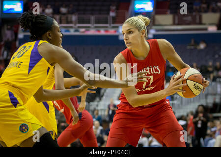 Washington, USA. August 17, 2018: Washington Mystics guard Elena Delle Donne (11) Umfragen der Boden während des Spiels zwischen den Los Angeles Sparks vs Washington Mystics in der Hauptstadt zu einer Arena, in Washington, DC. Cory Royster/Cal Sport Media Credit: Cal Sport Media/Alamy leben Nachrichten Stockfoto