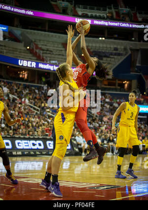 Washington, USA. August 17, 2018: Washington Mystics vorwärts LaToya Sanders (30) schießt die Brücke, die in den Weg über Los Angeles Sparks Zentrum Maria Vadeeva (10) Während des Spiels zwischen den Los Angeles Sparks vs Washington Mystics in der Hauptstadt zu einer Arena, in Washington, DC. Cory Royster/Cal Sport Media Credit: Cal Sport Media/Alamy leben Nachrichten Stockfoto