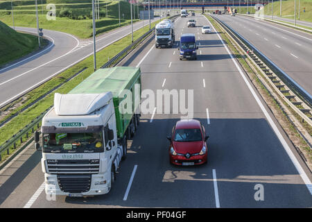 Danzig, Polen 17., 12.08.2018 Weiße DAF LKW fahren auf der S7 zu sehen ist. Polnische LKW-Fahrer protestieren gegen höhere Polizeikontrollen und trffic Geldstrafen für so genannte zu lang das Überholen auf Autobahnen gegeben. Lkw trivers beschlossen, den Verkehr durch fahren 10 km/h langsamer als die Höchstgeschwindigkeit auf der Straße zu blockieren zulässig ist. Sie nannten ihren Protest Protest 69' Innovationsvermarktung tätig zu der Geschwindigkeit, mit der Sie fahren. © vadim Pacajev/Alamy leben Nachrichten Stockfoto