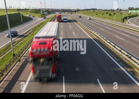 Danzig, Polen 17., 12.08.2018 Lkw fahren auf der S7 zu sehen ist. Polnische LKW-Fahrer protestieren gegen höhere Polizeikontrollen und trffic Geldstrafen für so genannte zu lang das Überholen auf Autobahnen gegeben. Lkw trivers beschlossen, den Verkehr durch fahren 10 km/h langsamer als die Höchstgeschwindigkeit auf der Straße zu blockieren zulässig ist. Sie nannten ihren Protest Protest 69' Innovationsvermarktung tätig zu der Geschwindigkeit, mit der Sie fahren. © vadim Pacajev/Alamy leben Nachrichten Stockfoto