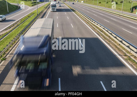 Danzig, Polen 17., 12.08.2018 Lkw fahren auf der S7 zu sehen ist. Polnische LKW-Fahrer protestieren gegen höhere Polizeikontrollen und trffic Geldstrafen für so genannte zu lang das Überholen auf Autobahnen gegeben. Lkw trivers beschlossen, den Verkehr durch fahren 10 km/h langsamer als die Höchstgeschwindigkeit auf der Straße zu blockieren zulässig ist. Sie nannten ihren Protest Protest 69' Innovationsvermarktung tätig zu der Geschwindigkeit, mit der Sie fahren. © vadim Pacajev/Alamy leben Nachrichten Stockfoto